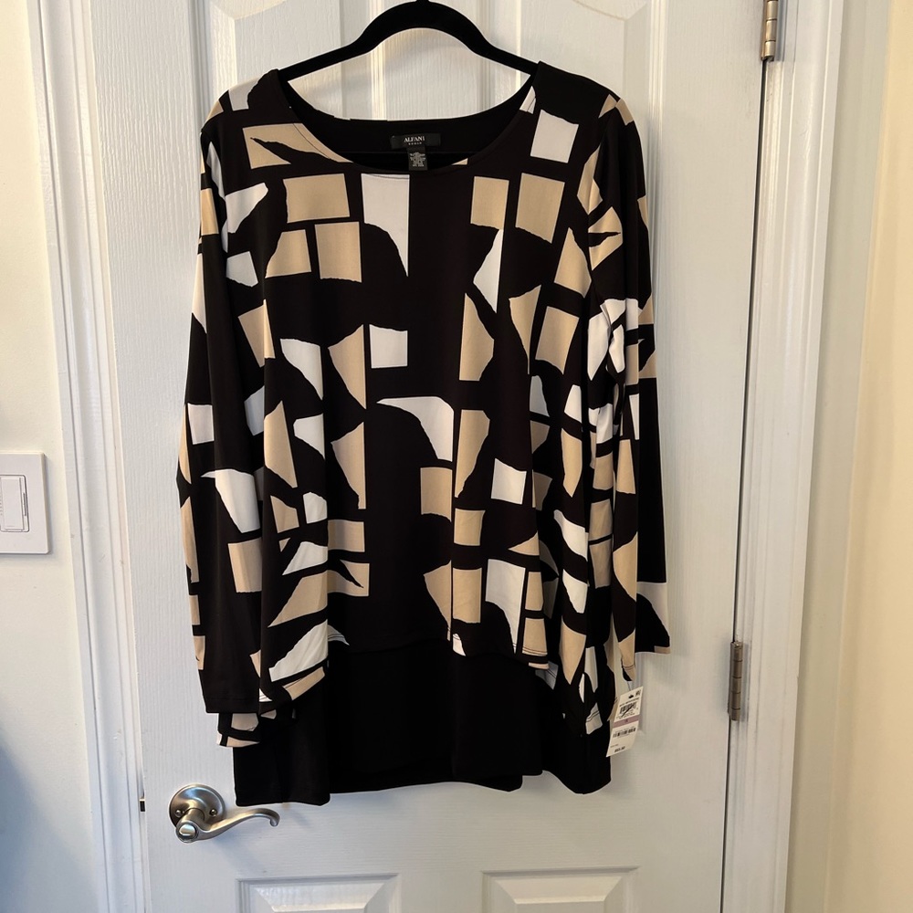Alfani 1X blouse in Black and Tan abstract design. NWT